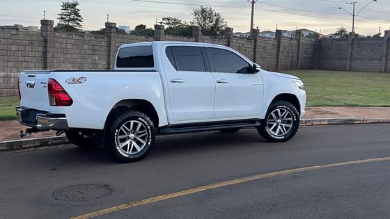TOYOTA HILUX 2.8 SRX 4X4 CD 16V DIESEL 4P AUTOMÁTICO